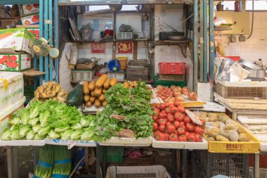 Kowloon, Hong Kong - 21 Nisan 2017: Kowloon, Hong Kong Mong Kok, semt pazarı durak.
