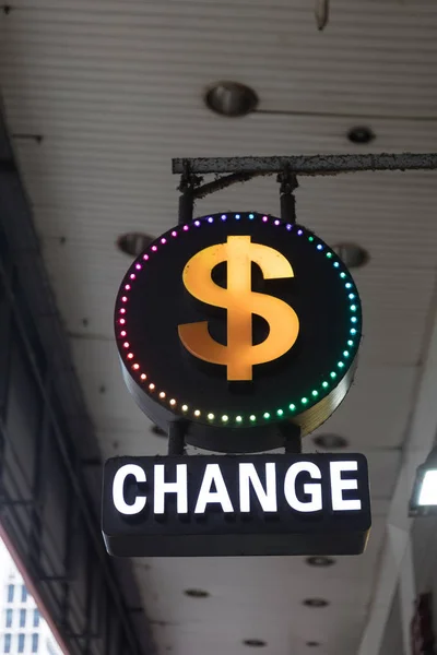 Σύμβολο Δολαρίου Και Αλλαγή Εμπορικών Αξιών Γραφείου — Φωτογραφία Αρχείου