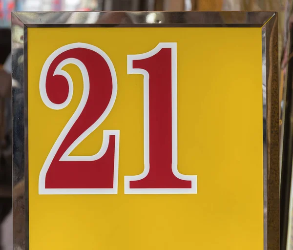 Κόκκινο Είκοσι Μία Αριθμούς Στο Φύλλο Κίτρινο Σημάδι — Φωτογραφία Αρχείου