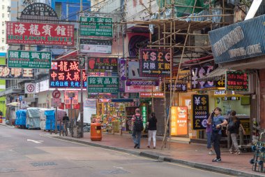 Kowloon, Hong Kong - 21 Nisan 2017: Reklam ve kaçışını Mong Kok Street, Kowloon, Hong Kong.