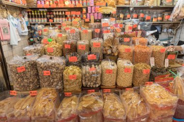 Kowloon, Hong Kong - 21 Nisan 2017: Toplu çanta Mong Kok, Kowloon, Hong Kong, geleneksel Çin dükkanında doğal maddeler ile.