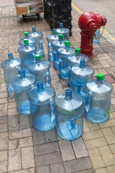 Άδεια Μπουκάλια Νερού Για Ανταλλαγή Στο Δρόμο — Φωτογραφία Αρχείου