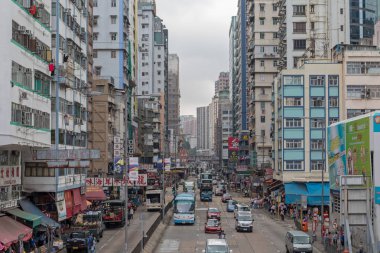 Kowloon, Hong Kong - 21 Nisan 2017: Mong Kok Kowloon, Hong Kong, Argyle Street gün trafik.