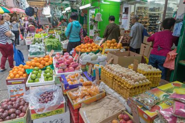 Kowloon, Hong Kong - 22 Nisan 2017: Taze meyve ve sebze semt pazarı ahır Mong Kok Kowloon, Hong Kong.