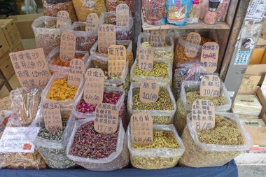 Kowloon, Hong Kong - 22 Nisan 2017: kurutulmuş meyve çay ve doğal Chai dükkanda Kowloon, Hong Kong.