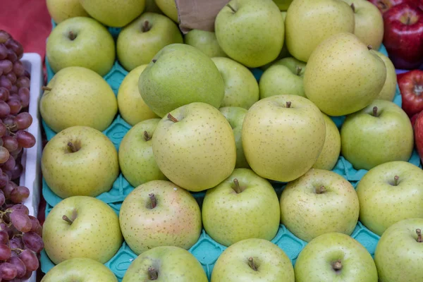 Zielone Jabłka Stoisku Rynku Rolników — Zdjęcie stockowe