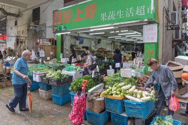 Kowloon, Hong Kong - 21 Nisan 2017: Yerel pazar Mong Kok Kowloon, Hong Kong, taze sebze mağaza.