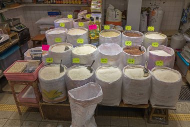 Kowloon, Hong Kong - 21 Nisan 2017: Toplu çanta Kowloon, Hong Kong Mong Kok dükkanında pirinç çeşitli ile.