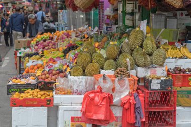 Kowloon, Hong Kong - 22 Nisan 2017: Taze meyve ve sebze semt pazarı ahır Mong Kok Kowloon, Hong Kong.