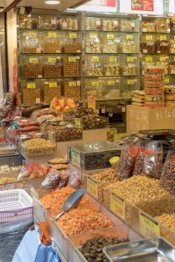 Kowloon, Hong Kong - 21 Nisan 2017: Geleneksel Çince eczane Mong Kok, Kowloon, Hong Kong, doğal otlar malzemelerle.