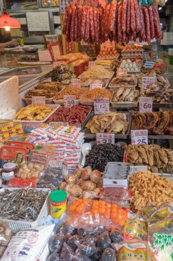 Kowloon, Hong Kong - 21 Nisan 2017: Yerel pazar Mong Kok, Kowloon, Hong Kong, çeşitli gıda seçimi.