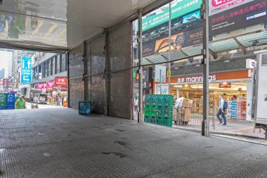 Kowloon, Hong Kong - 21 Nisan 2017: Boş teslimat kamyonu Mong Kok Street, Kowloon, Hong Kong.