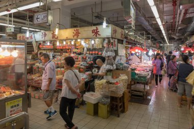 Kowloon, Hong Kong - 21 Nisan 2017: Fa Yuen Street çiftçiler Kowloon, Hong Kong iç pazar.