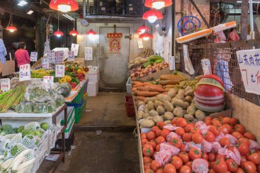 Kowloon, Hong Kong - 21 Nisan 2017: Sebze ve meyve pazarı Kowloon, Hong Kong Mong Kok durak.