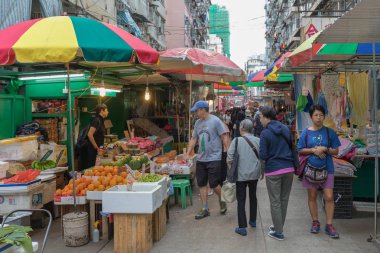 Kowloon, Hong Kong - 22 Nisan 2017: İnsanlar yerel Caddesi'nde alışveriş Mong Kok Kowloon, Hong Kong, Pazar.