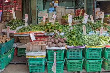Kowloon, Hong Kong - 22 Nisan 2017: Çiftçi pazarda Mong Kok Kowloon, Hong Kong, taze sebze.