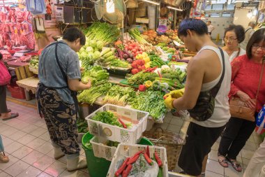 Kowloon, Hong Kong - 21 Nisan 2017: Fa Yuen Street sebze çiftçi pazarda Kowloon, Hong Kong.