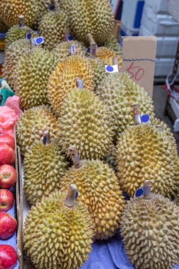 Durian tropikal meyve pazarında büyük demet