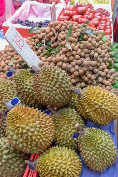 Großer Haufen Durischer Tropischer Früchte Auf Dem Markt — Stockfoto