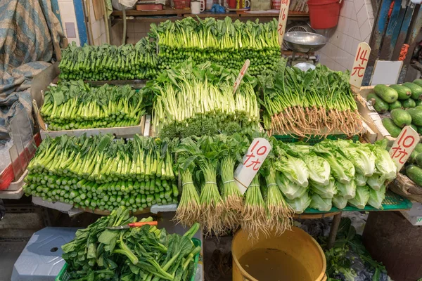 Green Leafy Freschi Alla Bancarella Del Mercato Degli Agricoltori — Foto Stock
