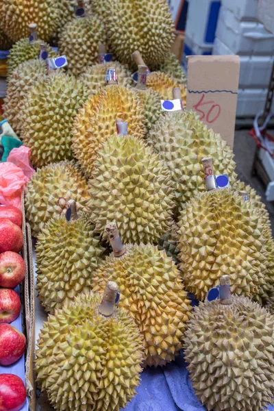 大串榴莲热带水果市场 — 图库照片