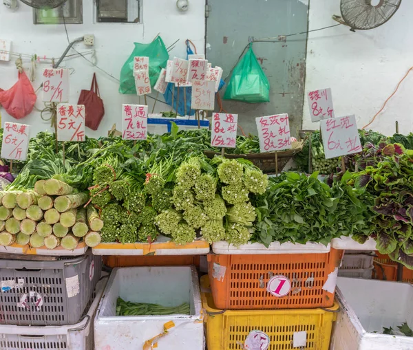 Apiladas Verduras Verdes Puesto Del Mercado Agricultores —  Fotos de Stock