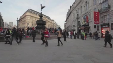 London, Büyük Britanya - 27 Ocak 2013: Eros heykeli Çeşme Piccadilly Circus Meydanı turist London, Büyük Britanya.