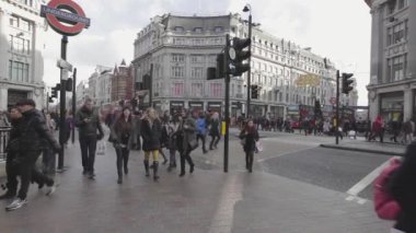 London, Büyük Britanya - 23 Ocak 2013: yayalar kalabalığa Oxford Circus kavşakta kış London, Büyük Britanya.