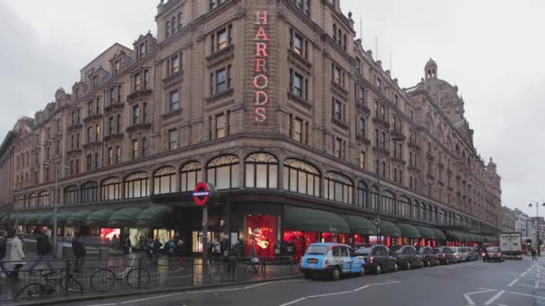ロンドン イギリス 2013 冬ハロッズ高級百貨店にロンドン イギリス ナイツ ブリッジ ブロンプトン ロード — ストック動画