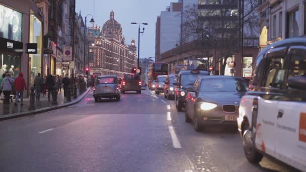 ナイツ ブリッジ ロンドン イギリスのロンドン イギリス 2013 ブロンプトン ロード冬夜の交通 — ストック動画