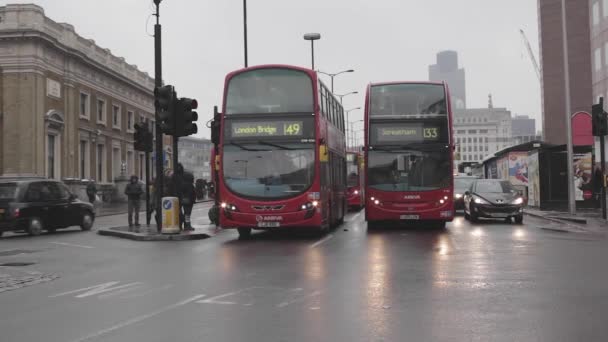 London Verenigd Koninkrijk January19 2013 Rode Dubbeldekker Bus Bij London — Stockvideo