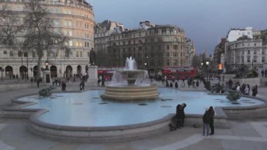 London, Büyük Britanya - 27 Ocak 2013: Nelson sütunu ve Trafalgar Meydanı'na akşam pınarlarına Londra, İngiltere.