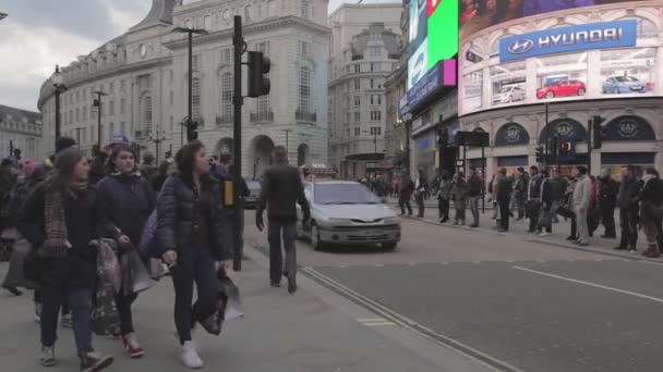 2013年1月27日 在皮卡迪利广场的游客在伦敦 英国的交通人群 — 图库视频影像