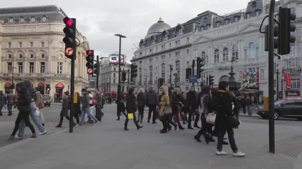 Лондон Великобритания Января 2013 Года Статуя Эроса Фонтан Туристами Пешеходами — стоковое видео
