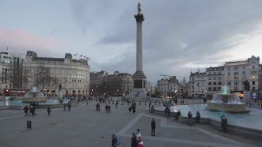 London, Büyük Britanya - 27 Ocak 2013: Trafalgar Meydanı Çeşmesi akşam yayalar ve Londra, İngiltere'de trafik ile.