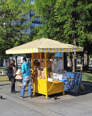Atina, Yunanistan - 04 Mayıs 2015: Atina, Yunanistan 'da Sintagma Meydanı' nda Bagel Satıcısı.