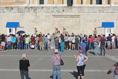 Athens, Yunanistan - 04 Mayıs 2015: Turistler Guard töreni Atina, Yunanistan değiştirme sırasında Yunan Parlamento binası önünde avuç.
