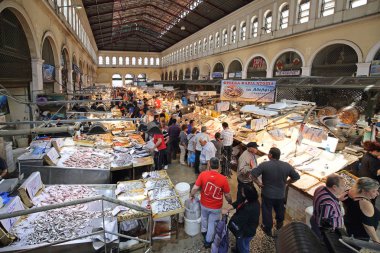 Atina, Yunanistan - 05 Mayıs 2015: Meşgul balık pazarı Atina, Yunanistan, alışveriş.