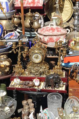 Atina, Yunanistan - 04 Mayıs 2015: bit pazarı Atina, Yunanistan, ikinci el Knick püf noktası ıvır zıvır.