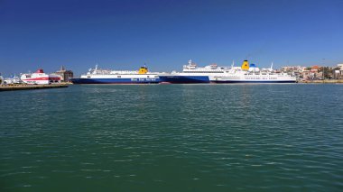 Piraeus, Yunanistan - 04 Mayıs 2015: Gemi ve feribotların en büyük Yunan ticari liman Pire, Yunanistan.