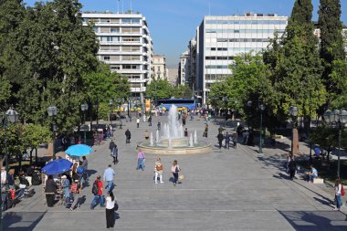 Atina, Yunanistan - 04 Mayıs 2015: Atina, Yunanistan Syntagma Meydanı Çeşmede dolaşan insanlar.