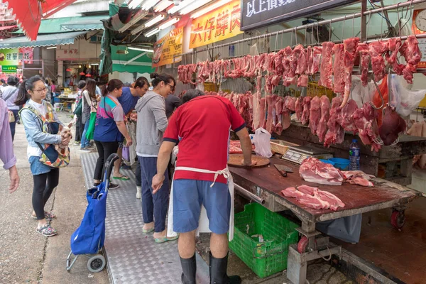 Kowloon Hong Kong April 2017 People Shopping Butcher Shop Kowloon — Stock Photo, Image