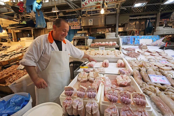 Atenas Grécia Maio 2015 Carniceiro Feliz Mercado Central Carnes Atenas — Fotografia de Stock