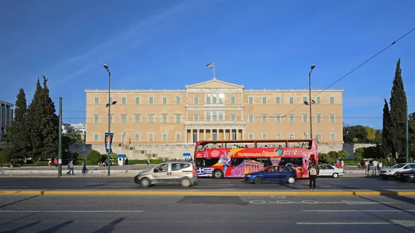 Atenas Grécia Maio 2015 Ônibus Turístico Frente Prédio Parlamento Grego — Fotografia de Stock