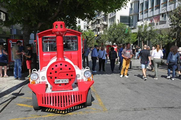 希腊雅典 2015年5月05日 在希腊雅典 Ermoy 街停放游客的小型红色列车 — 图库照片