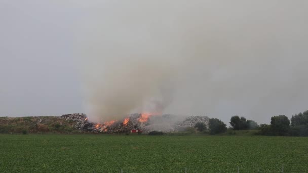 Bomberos Fuego Vertedero Con Vertido Basura Contaminación Por Humo Pesado — Vídeos de Stock