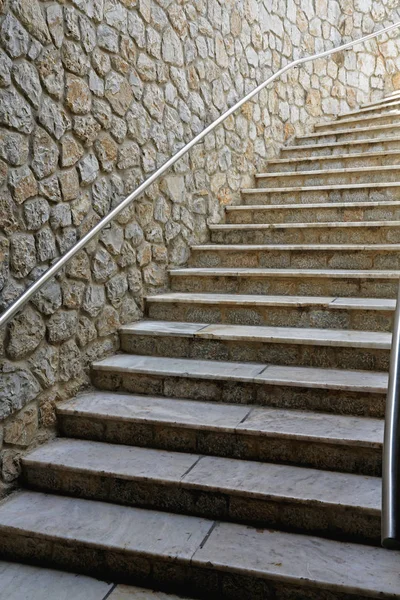 Merdivenlerden Taş Duvar Korkuluk Ile — Stok fotoğraf