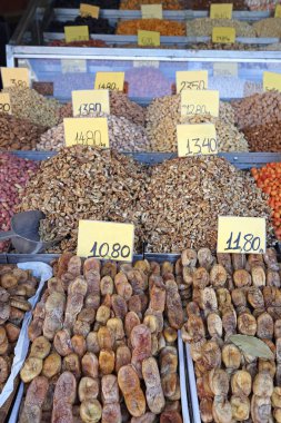 Kuru incir ve çiftçi pazarda çeşitli fındık