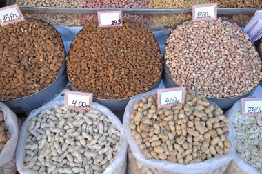 Toplu çanta çiftçi pazar içinde çeşitli fındık