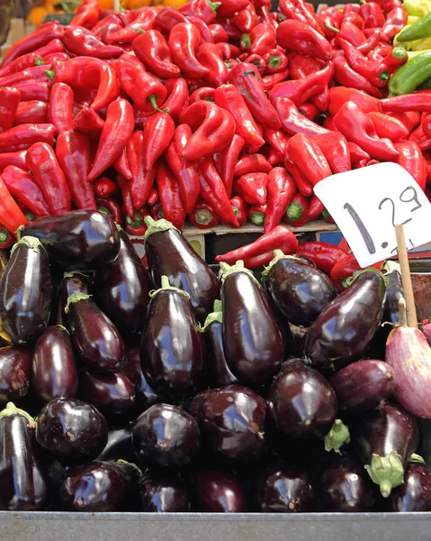 Bando Beringelas Beringela Pimentos Mercado Agricultores — Fotografia de Stock